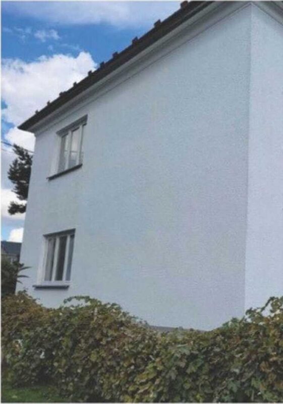 Hausecke mit fertig beschichteter, heller Fassade