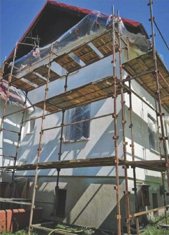 Mehrstöckiges Gerüst an einer hellen Hausfassade